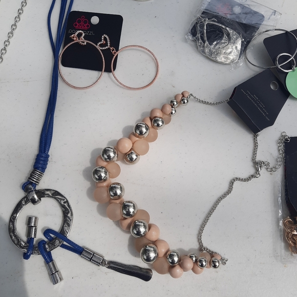 Bundle of Paparazzi jewelry - Picture 3 of 6